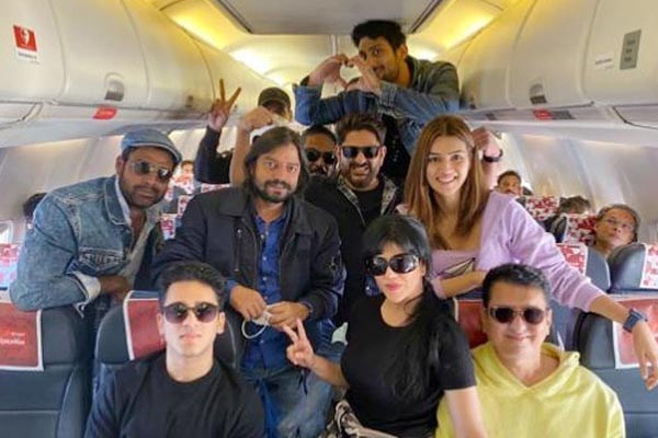 Kriti Sanon arrives in Jaisalmer to shoot Bachchan Pandey