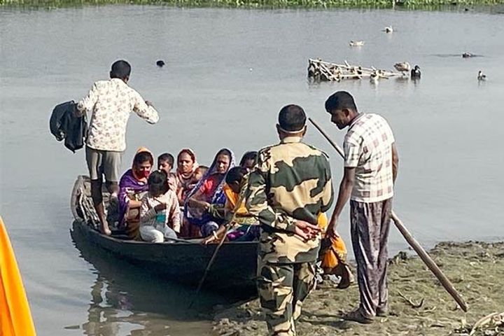 BSF troops apprehend 9 Bangladeshi nationals, including 3 minors, crossing into India