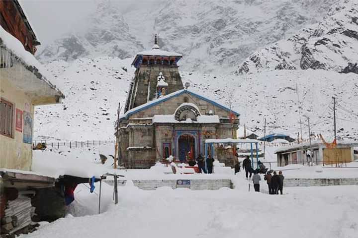 Freezing snow in Badrinath Dham up to two and a half feet, white sheet lying in Nizamula valley