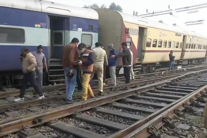 Two Coaches Of Shaheed Express Train Derails Near Charbag Railway Station In Lucknow