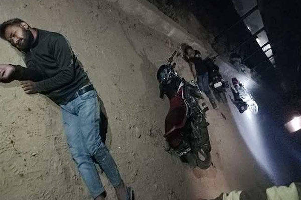 Encounter In Pratapgarh Three Miscreants Shot Soldier Also Injured