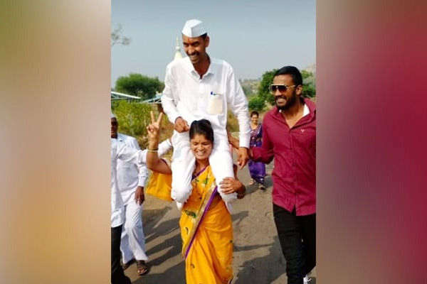 Maharashtra Husband Won The Gram Panchayat Election The Wife Lifted Him On The Shoulder And Marched