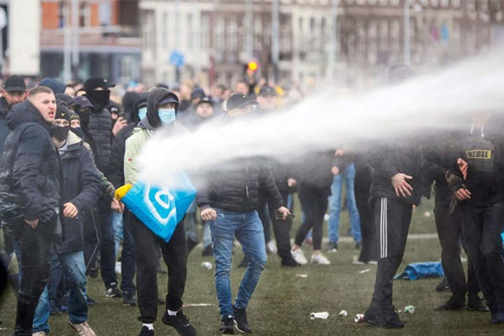 Dutch police clash with anti lockdown rioters
