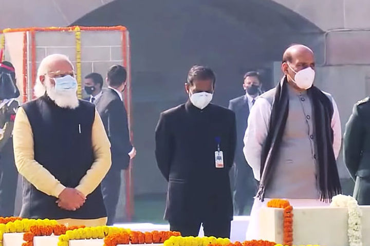 Mahatma Gandhi Death Anniversary: â€‹â€‹PM Modi salutes Bapu when he reaches Rajghat