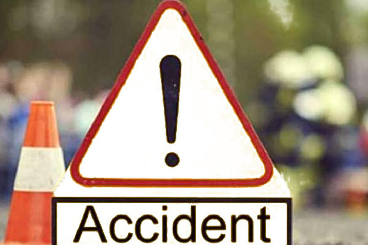 Road Accident in Maharashtra 3 Dead 8 Injured
