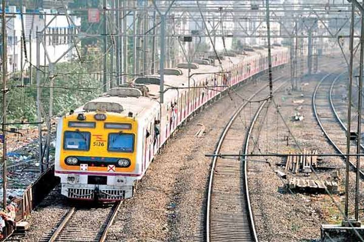 Mumbai local started, common citizens will be able to travel in three slots Mumbai local started, common citizens will be able to travel in three slots