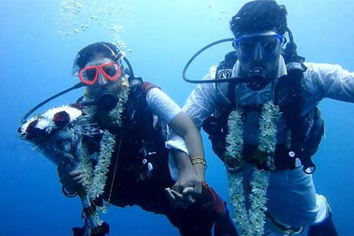 Chennai couple marry underwater Chennai couple marry underwater