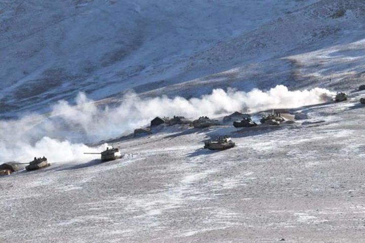China moves out 200+ tanks China moves out 200+ tanks