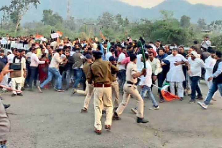 Congressmen clash at Kangana Ranauts shooting spot break barricades police lathicharge