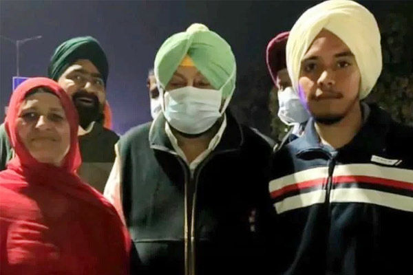 Punjab CM Amarinder Singh Reached Farmers Protest Site Matka Chowk In Chandigarh