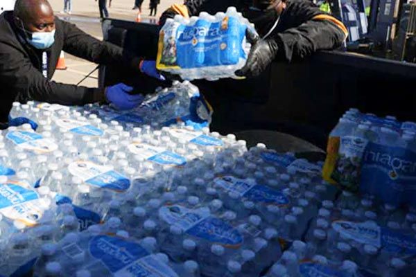 Queues in Texas for drinking water
