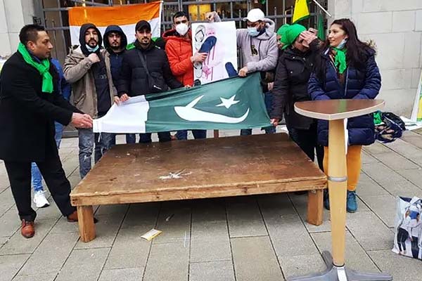 Pakistan flag unfurled in Germany