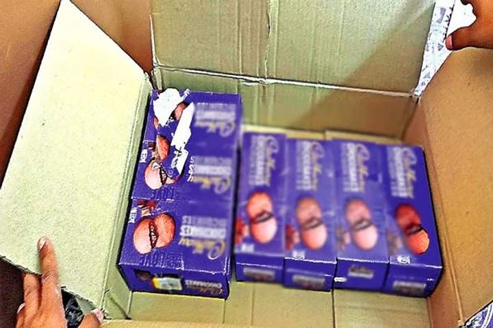 Man Ordered Online Laptop But Company Sent Chocolates In Agra