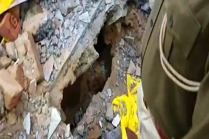 thieves stole silver worth crores of silver from doctors house by digging 20 foot long tunnel in jai