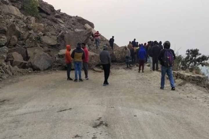 Landslides on Pithoragarh Ghat National Highway thousands of passengers stranded hungry and thirsty