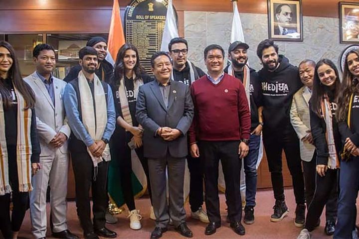 Varun and Kriti arrive in Arunachal Pradesh by private jet to shoot Bhediya Varun and Kriti arrive in Arunachal Pradesh by private jet to shoot Bhediya