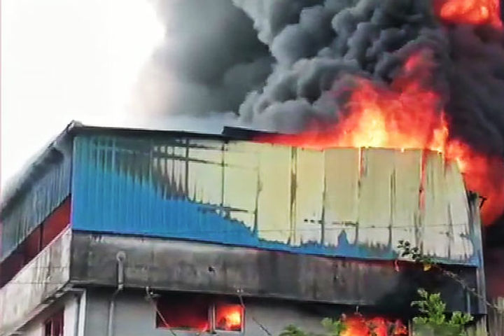 Fire breaks out at a plastic factory in Asangaon area of Thane