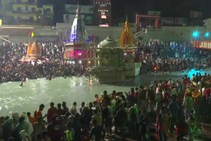 Scores Of Devotees Arrive At Har Ki Pauri Ghat In Haridwar On The Occasion Of MahaShivaratri