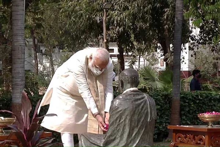 PM Modi Pays Floral Tribute to Mahatma Gandhi at Sabarmati Ashram