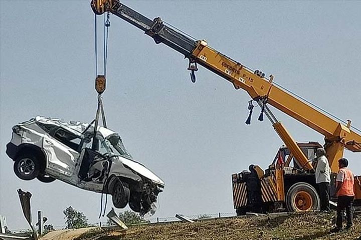 Agra-Lucknow Expressway road accident, car crash, woman killed, husband injured