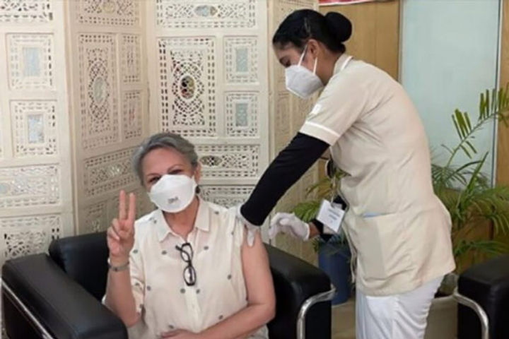 Sharmila Tagore take the first dose of Corona vaccine Saba Pataudi gave information