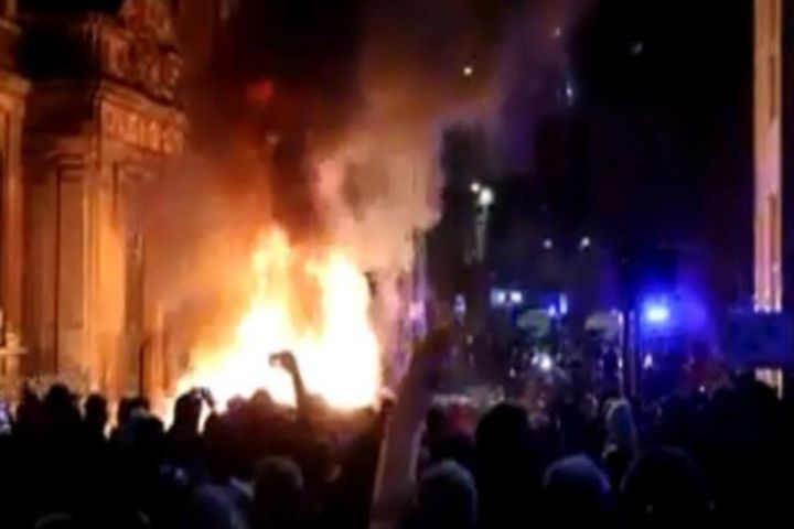Violent protesters in Bristol, 2 police vehicles set on fire, 2 policemen also injured