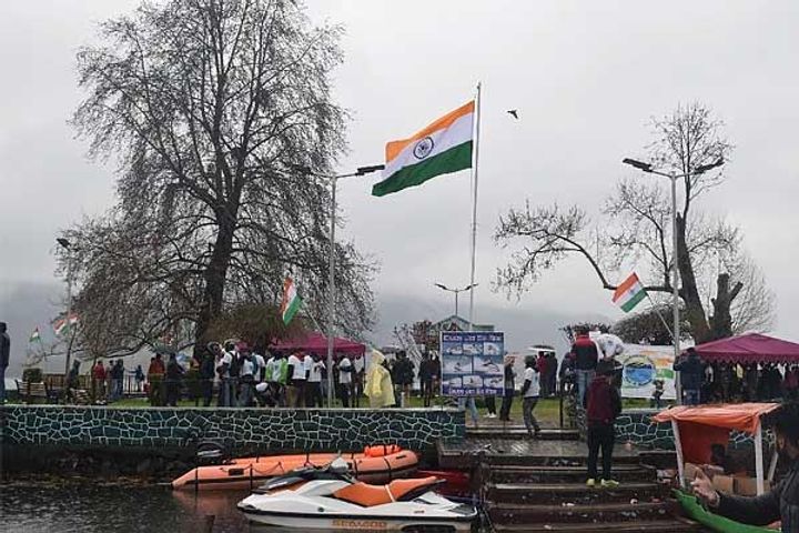 Kashmiri youth hoists 70 foot high tricolor flag in Dal Lake on Pakistan Day