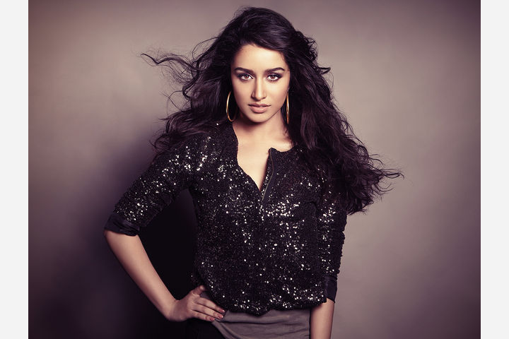 Shraddha Kapoor Screams After Children Try To Throw Water Balloons At Her Shraddha Kapoor Screams After Children Try To Throw Water Balloons At Her