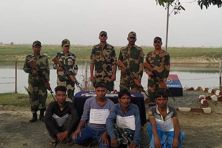 3 Bangladeshi nationals 1 Indian tout held for crossing into West Bengal