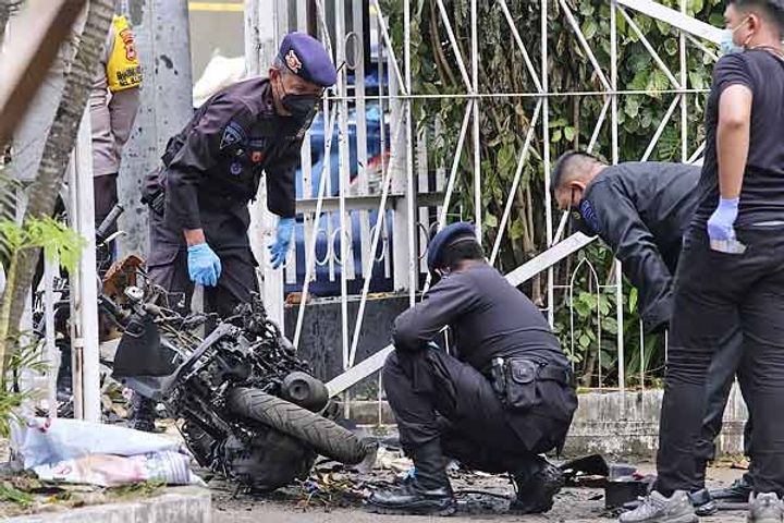 Militant suspects used pressure cooker bombs outside church