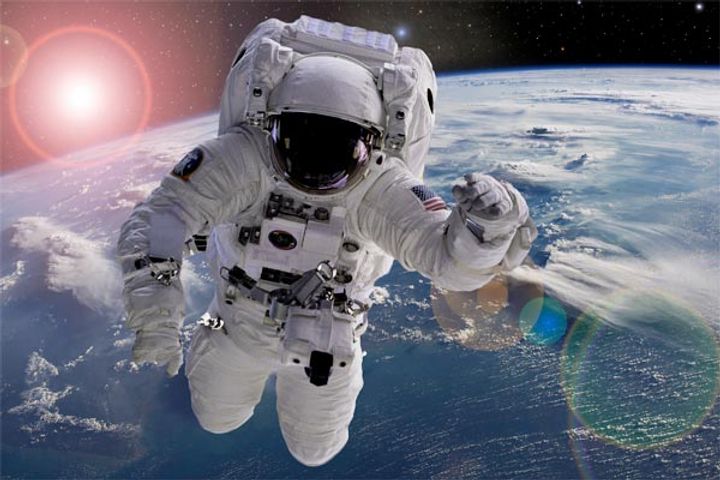 Announcement of the names of the four member party orbiting the earth Announcement of the names of the four member party orbiting the earth