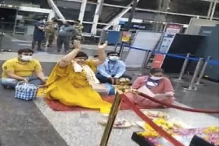 MP minister performs puja at airport