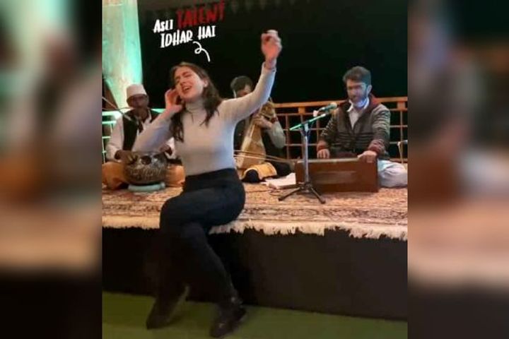Sara Ali Khan sings Mast Kalandar Qawwali