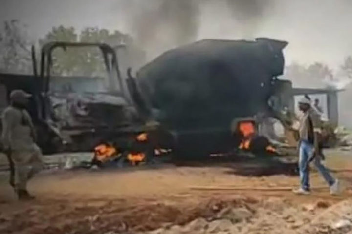 Maoists set vehicle ablaze Maoists set vehicle ablaze