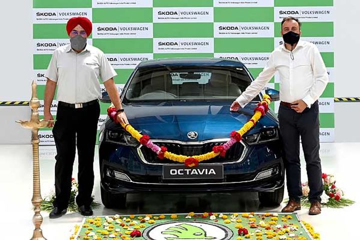 2021 Skoda Octavia knocked in dealership before launching 2021 Skoda Octavia knocked in dealership before launching