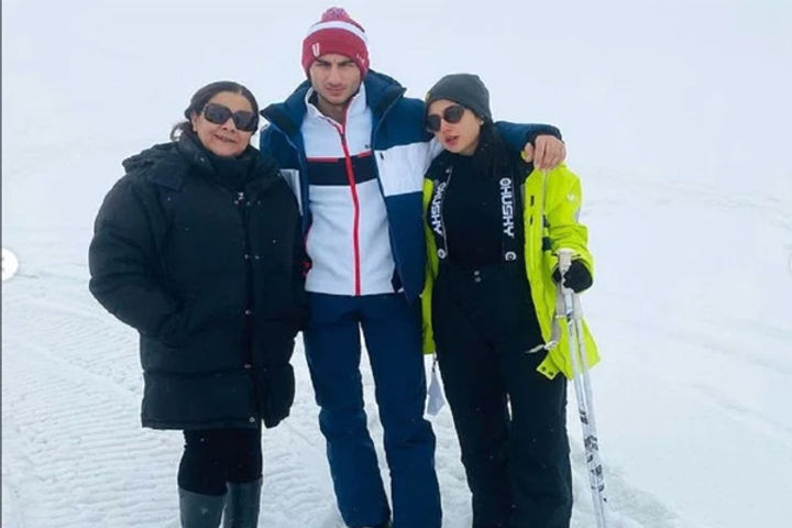 Sara Ali Khan Amrita Singh Ibrahim Ali Khan Sara Ali Khan Amrita Singh Ibrahim Ali Khan