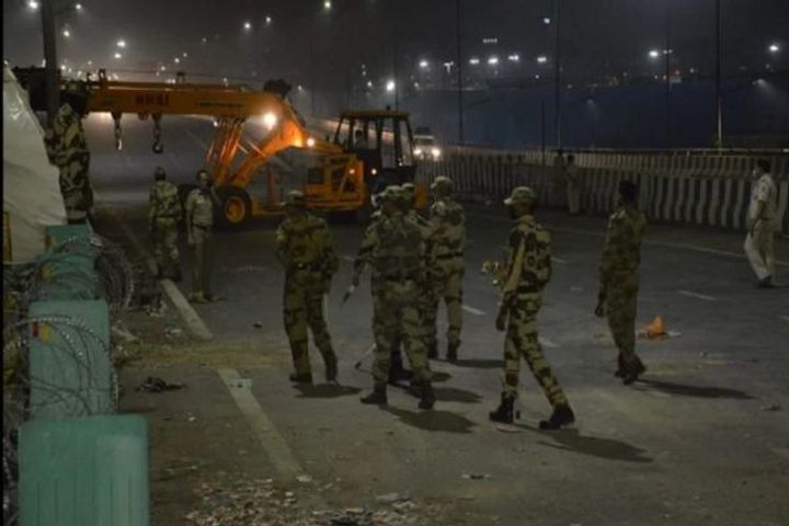 Cement barrier removed from Ghazipur border work to open the path started Cement barrier removed from Ghazipur border work to open the path started