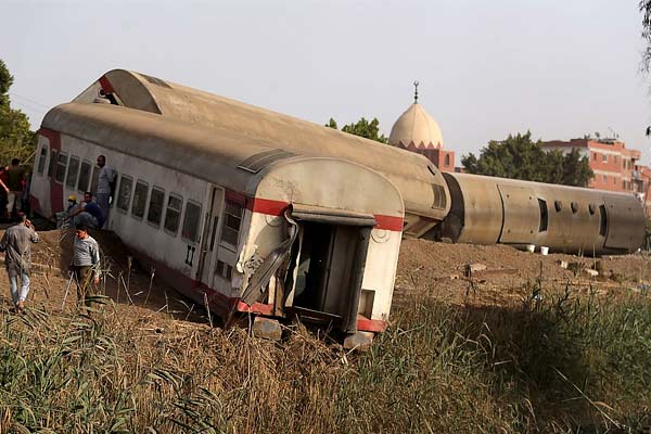 Derailed train in Cairo, 11 people killed, 98 injured
