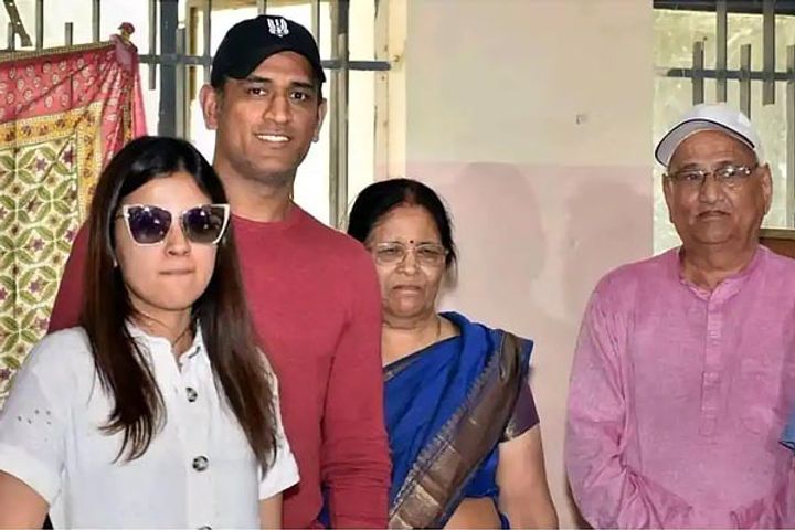 MS Dhoni parents become corona infected