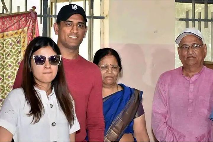 MS Dhoni parents become corona infected MS Dhoni parents become corona infected