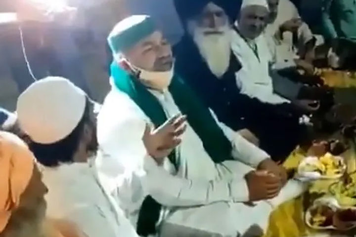 Rakesh Tikait holds Iftar party