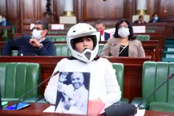 Tunisian MP wears helmet in parliament  