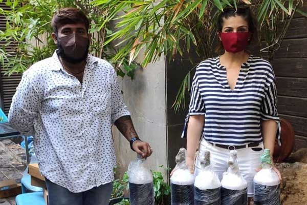 Raveena donated oxygen cylinders, fans praised her