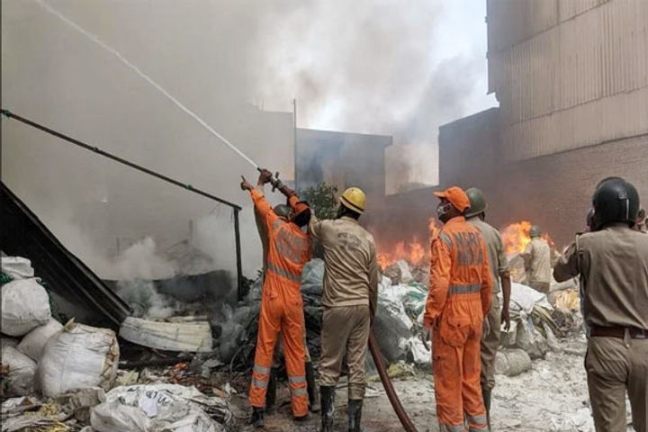 Fire in chemical factory in industrial area in Ghaziabad, 10 fire engines are present on the spot