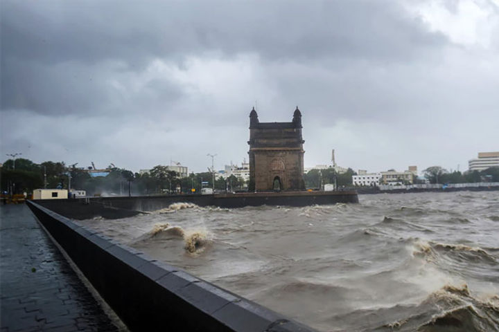 Taukate will hit Gujarat coast by evening Mumbai and Surat airport closed