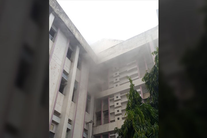  Delhi Punjabi Bagh Esi Hospital Catches Fire Many Fire Tenders At Spot