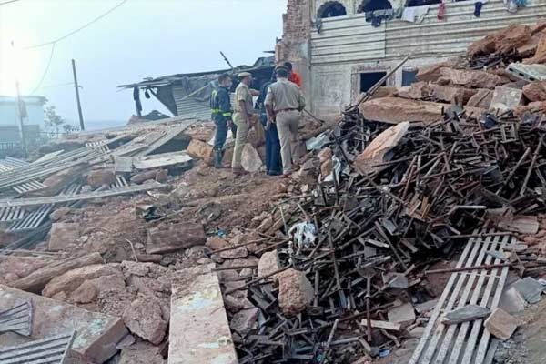 Two Bengal laborers buried under debris due to falling house in Kashi, 7 injured