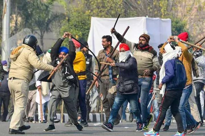 Delhi Police's Special Branch team attacked