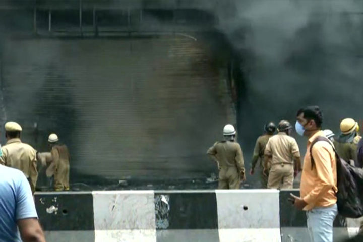 Fire breaks out in clothes showroom in Lajpat Nagar, 30 fire tenders present on the spot