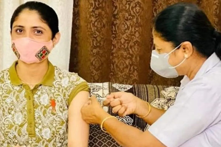 Gujarati Singer Geeta Rabari Received COVID 19 Jab At Home, Action Against Healthcare Staff